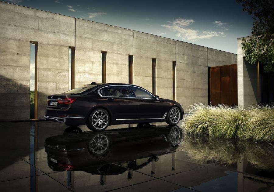  BMW 750Li xDrive Individual 2015 года  (фото 3 из 3)
